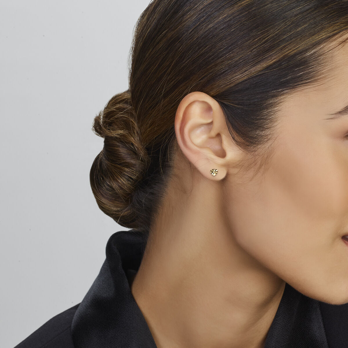 pendientes de botón corazón diamantado en oro amarillo 14K