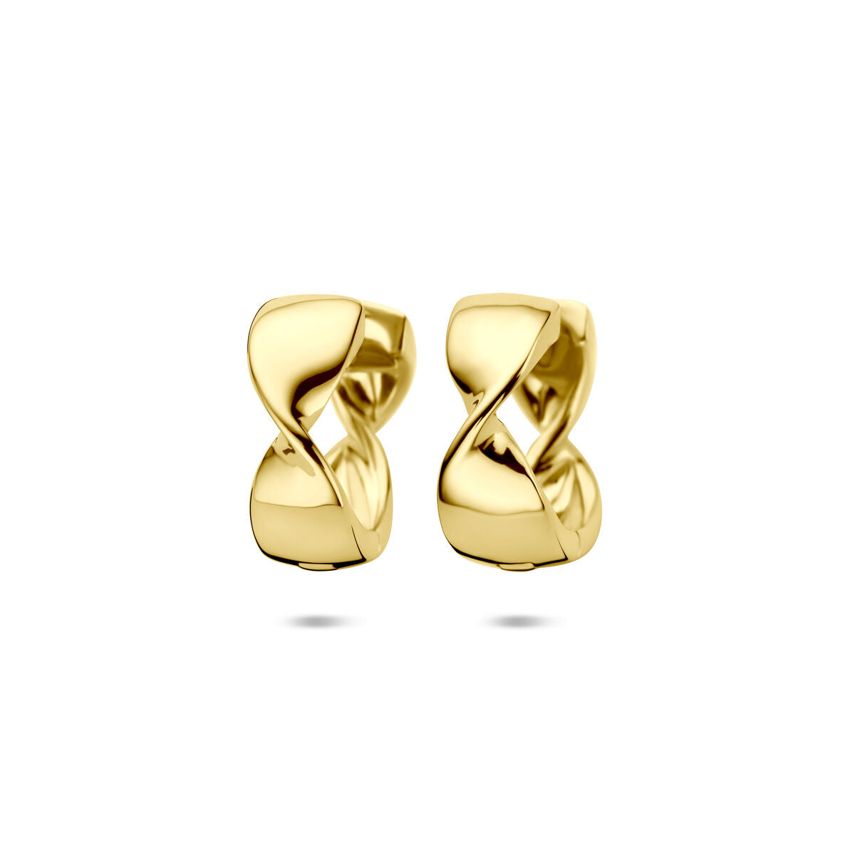Pendientes de aro dorados con diseño retorcido, tamaño 15 x 6 mm.