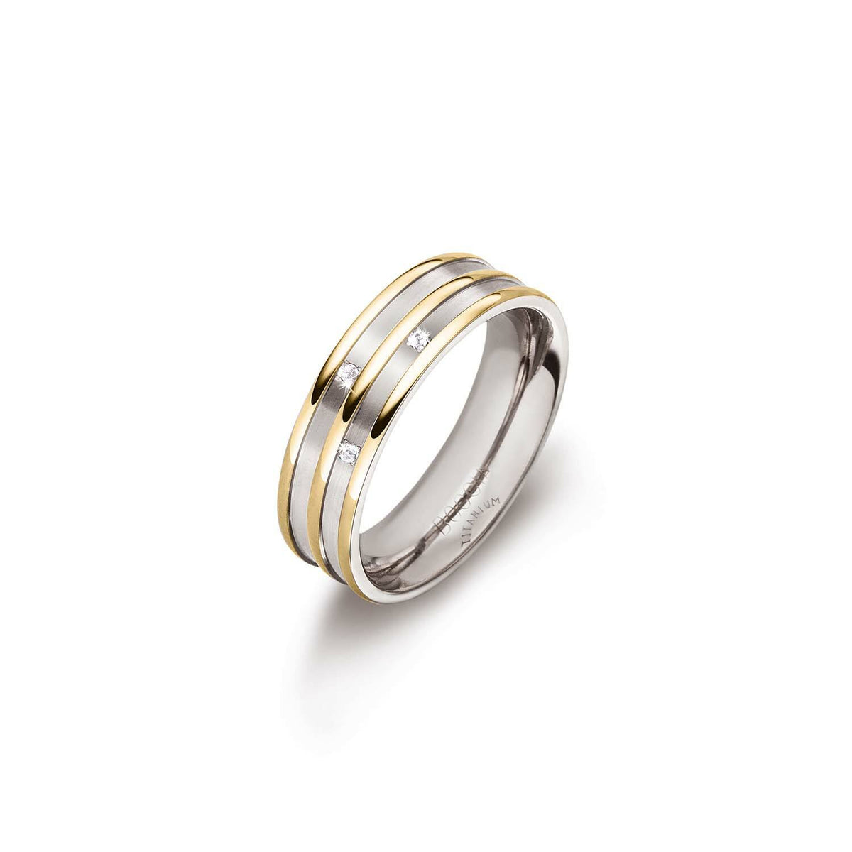 Anillo de titanio bicolor con dos bandas doradas y un diamante en el centro.
