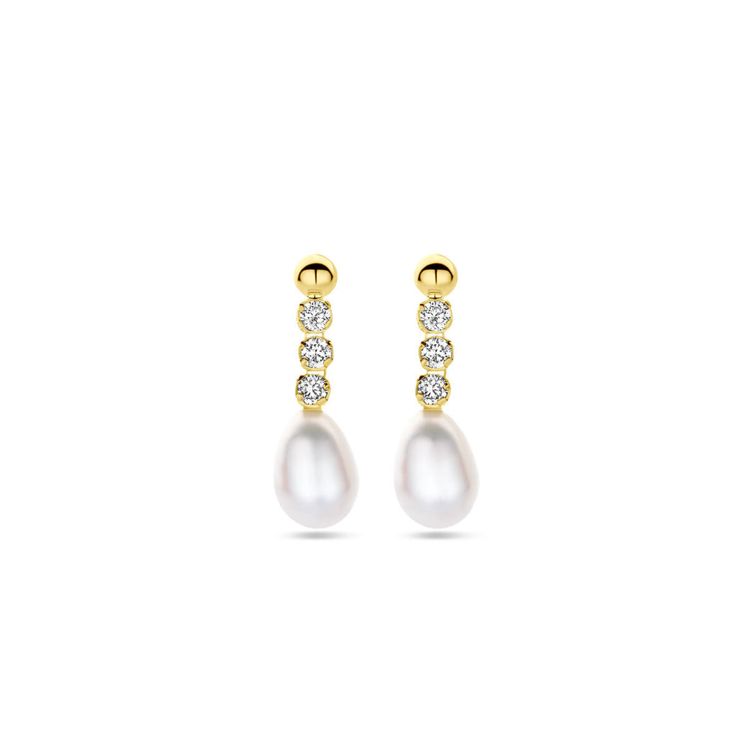 Van der Kooij Collectie oorhangers zirkonia en parel 19 mm in 14K geelgoud met drie zirkonia's in een rij en een witte zoetwaterparel aan het eind, op een effen witte achtergrond.