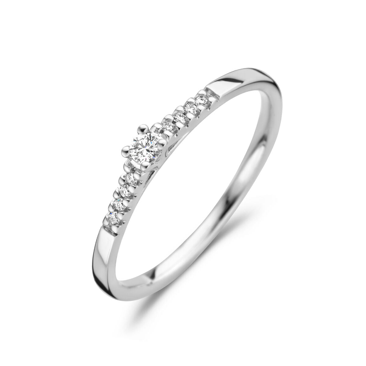 Anillo de oro blanco de 14K con diamantes de 0.07 ct en un diseño delicado.