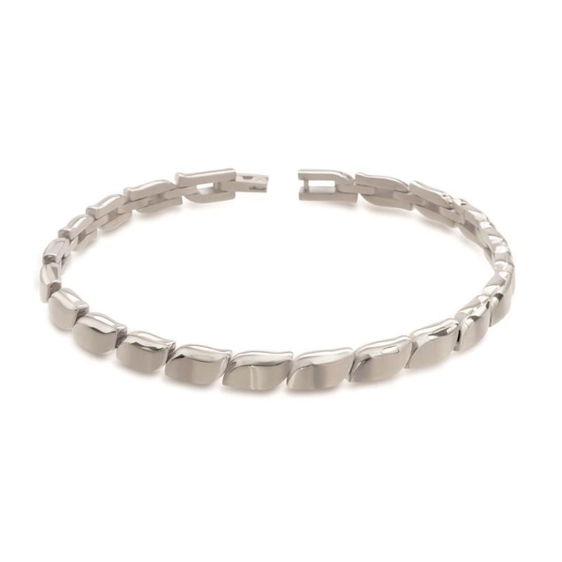 Pulsera de titanio con eslabones pulidos y diseño moderno en color plateado.