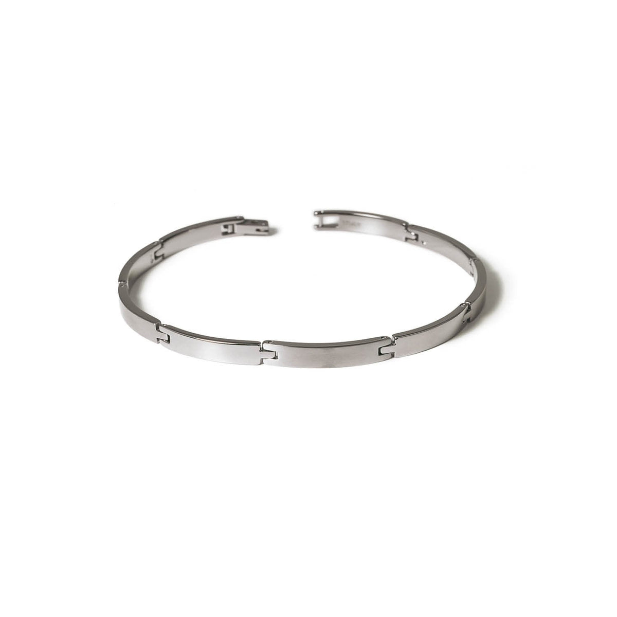 Pulsera de titanio con diseño minimalista y acabado mate, de forma rígida y elegante.