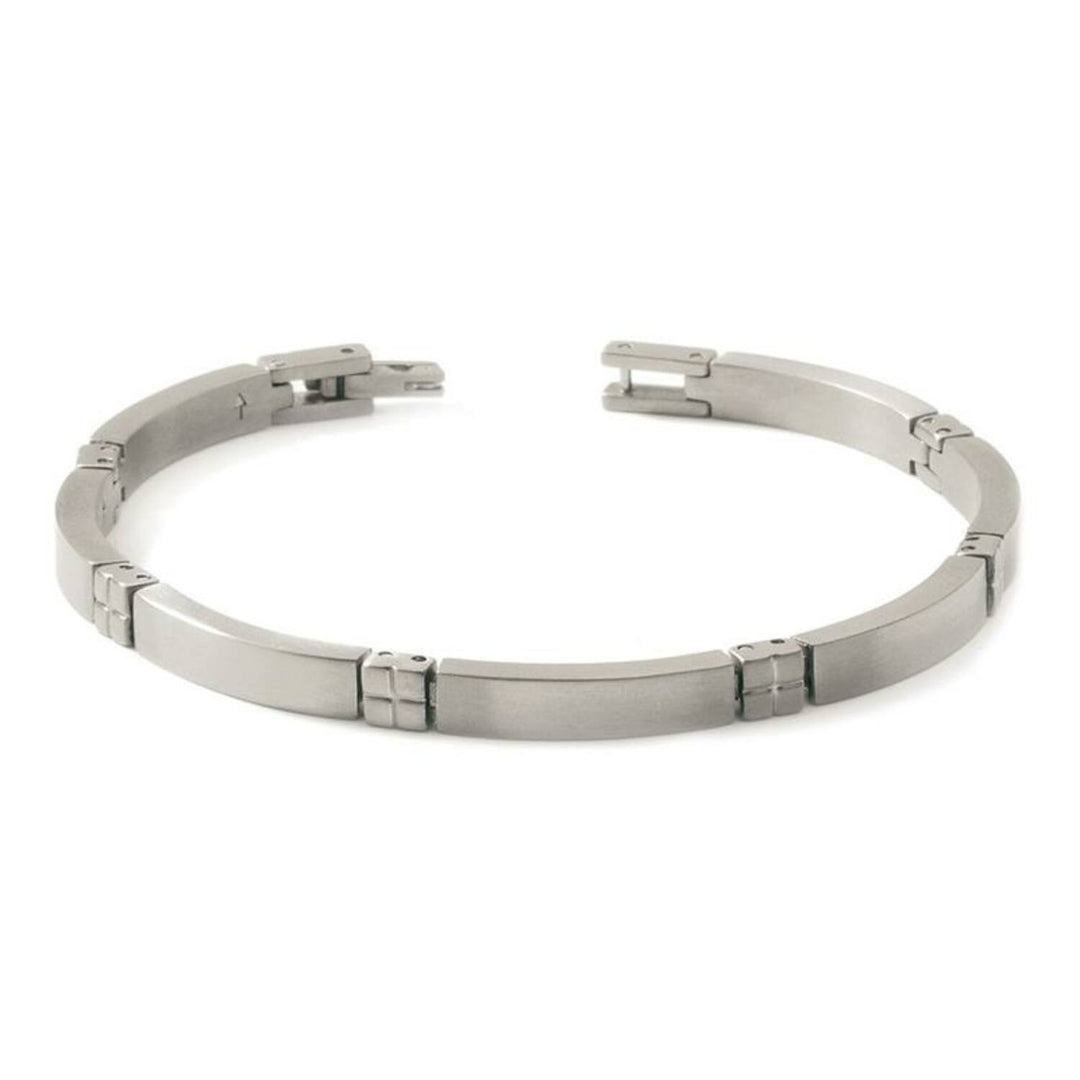 De Boccia Titanium Armband 0329-01 heeft een strakke, zilverkleurige look met gesegmenteerde rechthoekige schakels op een witte achtergrond.