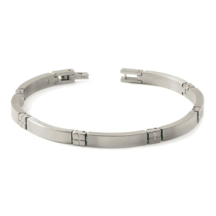 De Boccia Titanium Armband 0329-01 heeft een strakke, zilverkleurige look met gesegmenteerde rechthoekige schakels op een witte achtergrond.