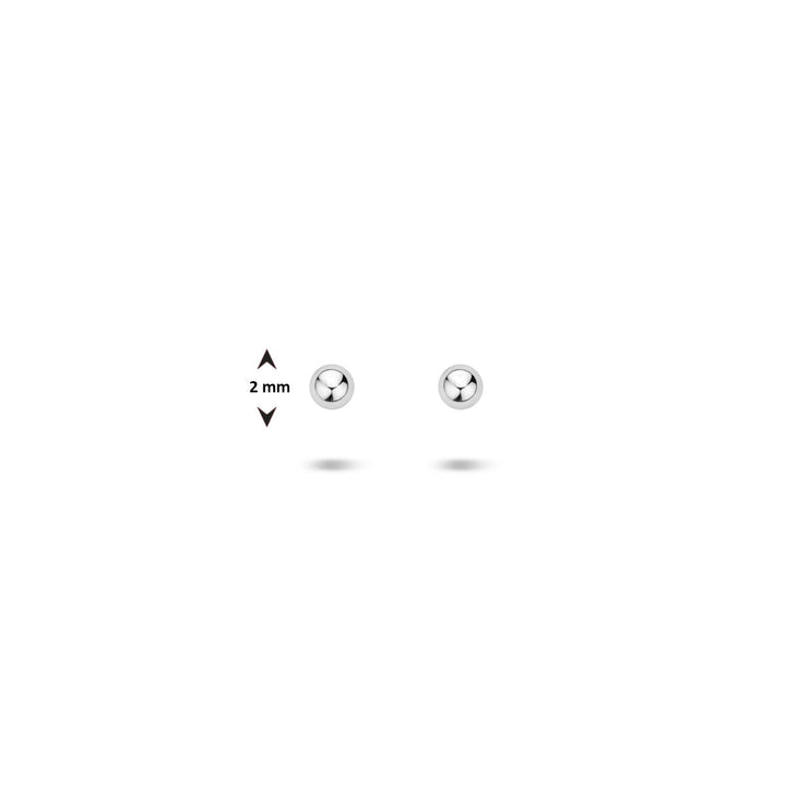 Op een witte achtergrond is een paar oorknoppen bolletje zilver gehodineerd van Van der Kooij Collectie afgebeeld, waarbij elke ronde zilveren oorsteker een diameter van 2 mm heeft.