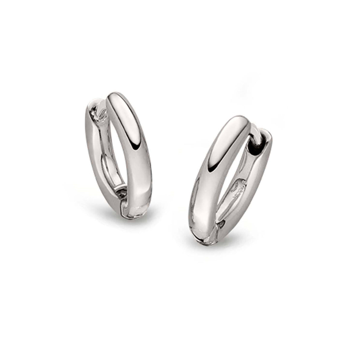 Aros de titanio plateados con un diseño liso y moderno.
