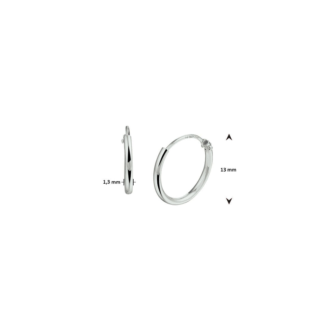 Een paar oorringen 1,3 mm ronde buis zilver wit van Van der Kooij Collectie, met scharniersluiting en getoond vanaf de zij- en voorzijde (13 mm diameter, 1,3 mm dikte) tegen een witte achtergrond.