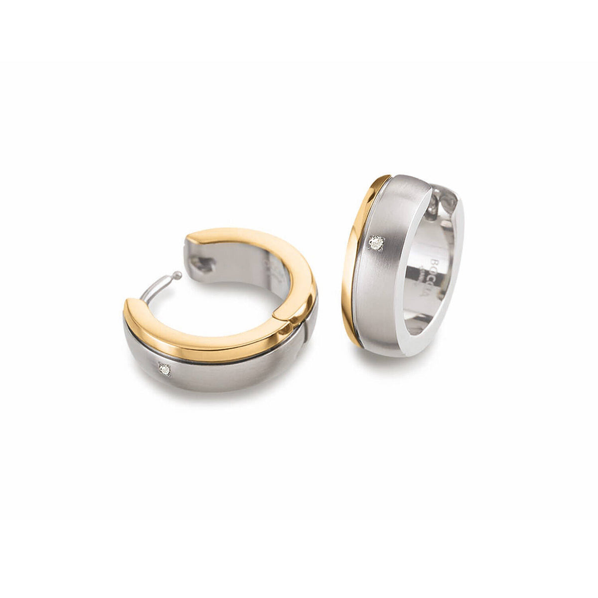 Pendientes de aro bicolores de titanio, con detalles en dorado y plateado.