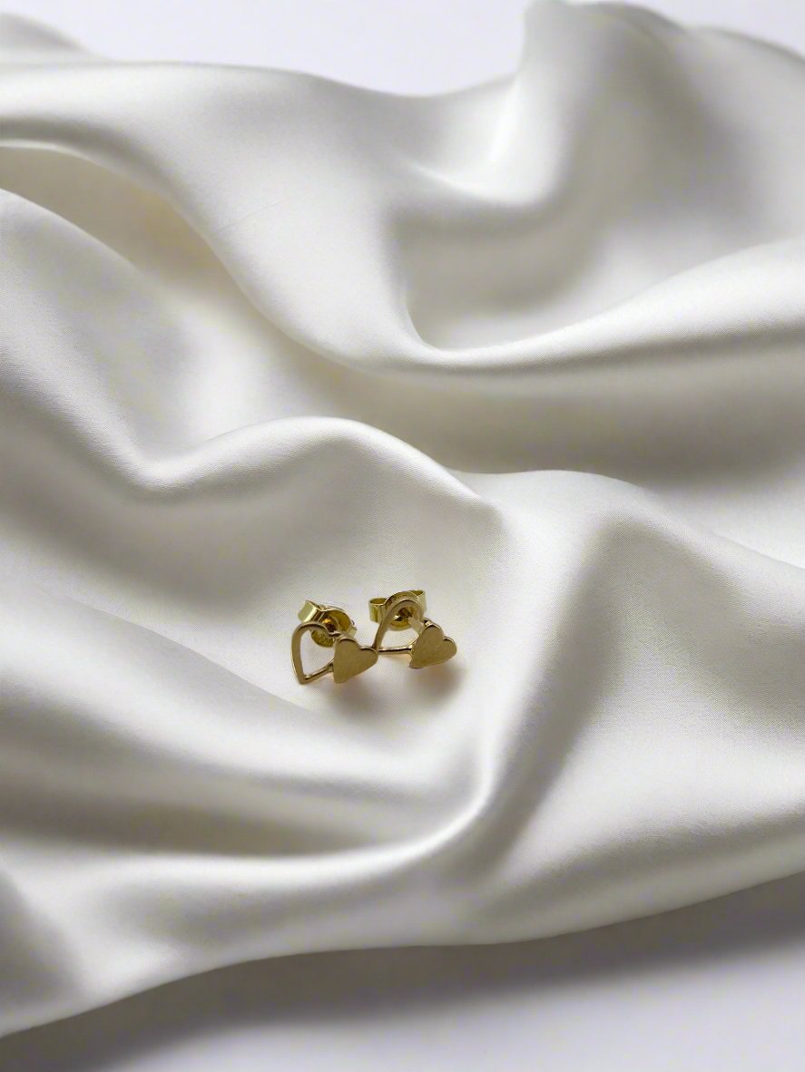 Pendientes de corazón vintage en oro de 18K, con un diseño delicado y acabado brillante.