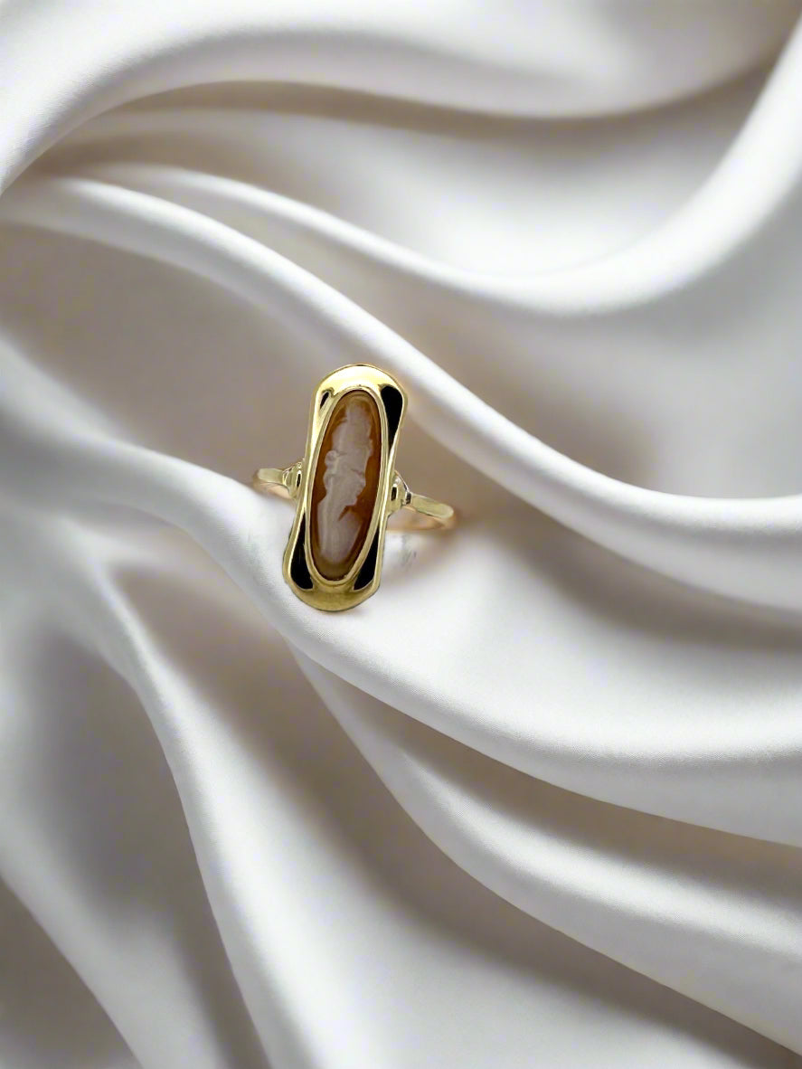 Anillo vintage de oro de 14k con un cabujón ovalado y figura tallada en la parte superior.