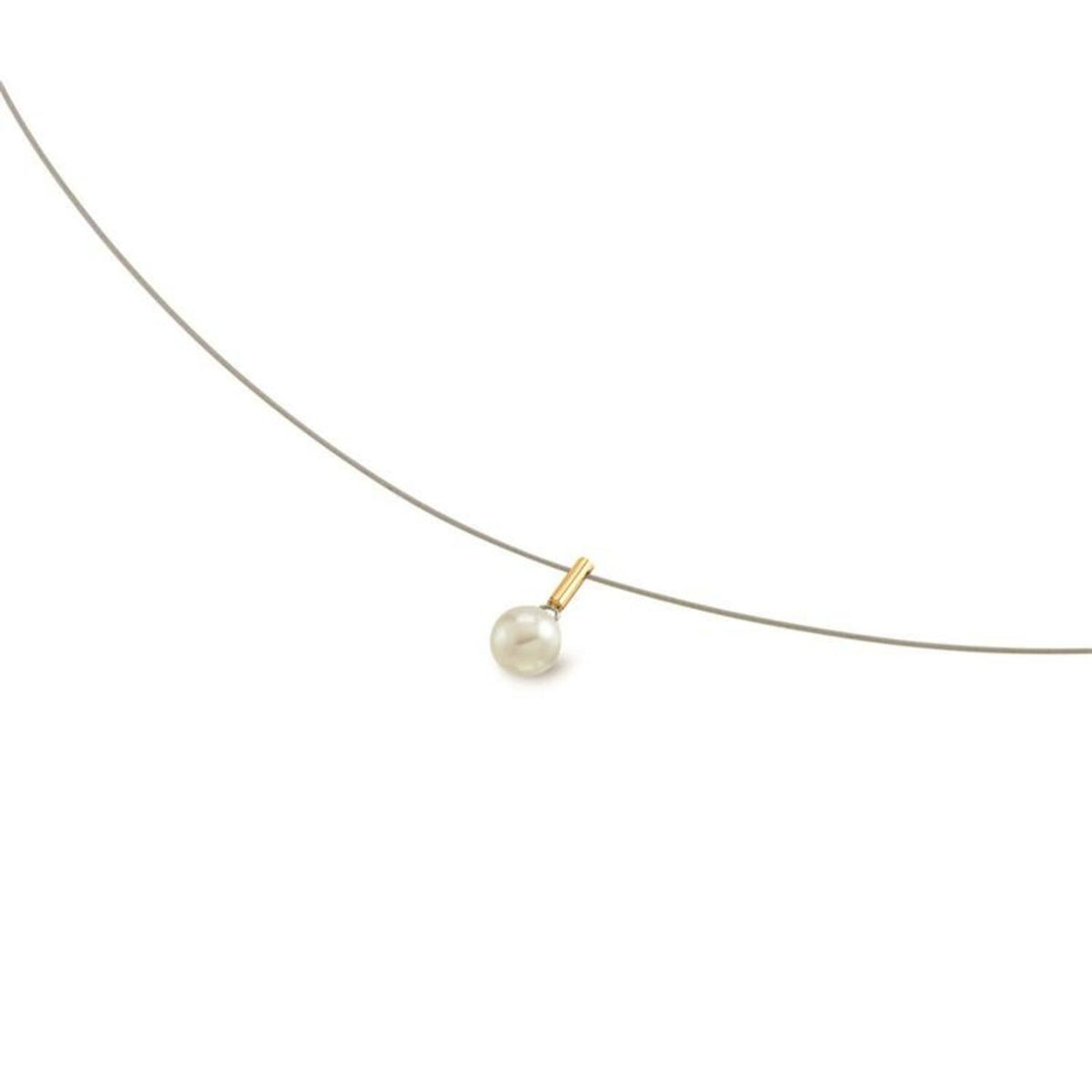 Collar de titanio con perla blanca y detalle en dorado, diseño minimalista y elegante.