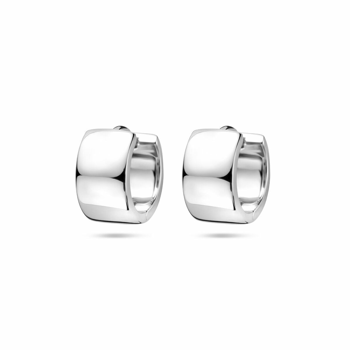 Pendientes de aro de 14 mm en plata rodiada con un acabado brillante y diseño moderno.