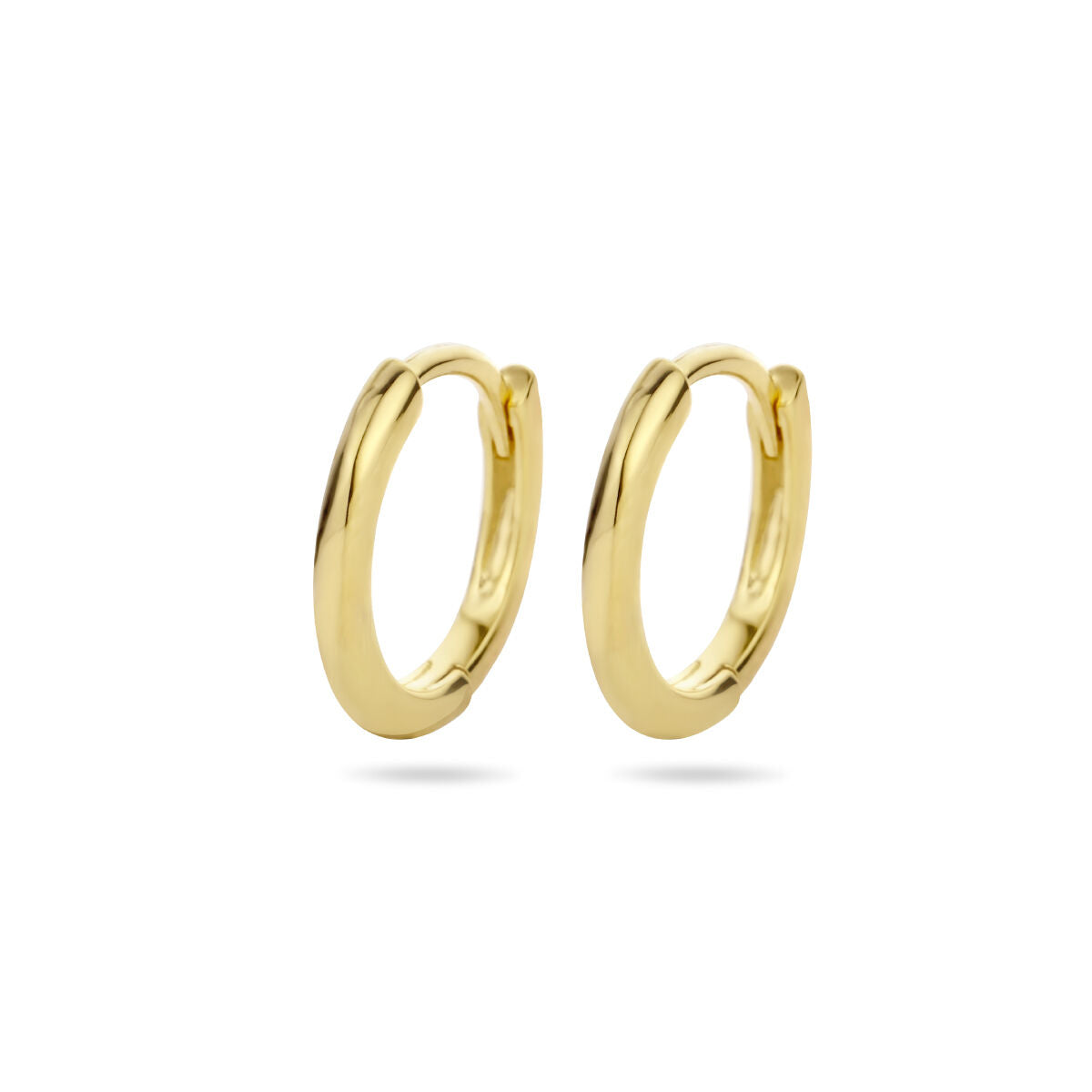 Pendientes de aro medio en plata bañada en oro amarillo de 1 micrón.
