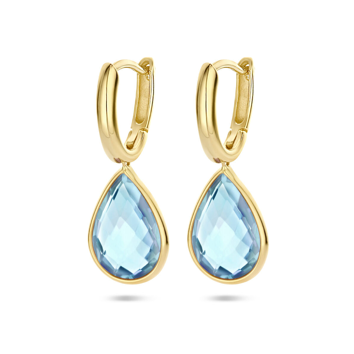 Pendientes de aro en oro amarillo de 14K con topacios azules en forma de gota.