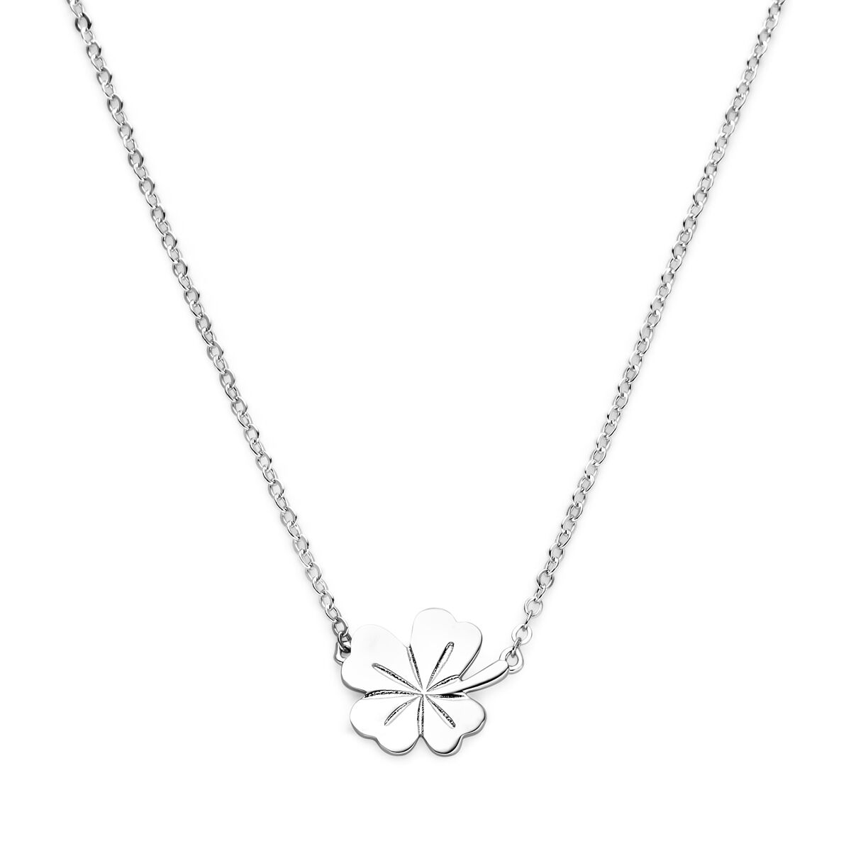 Collar de plata rodiada con un colgante en forma de trébol.