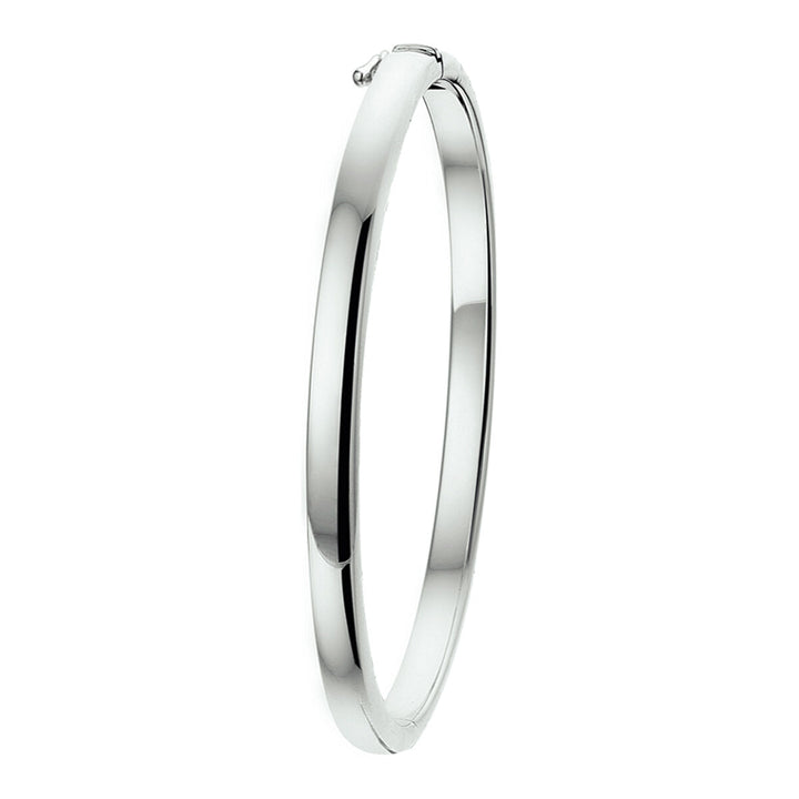 Een enkelvoudige bangle scharnier 4 mm bolle buis zilver gerhodineerd door Van der Kooij Collectie, met een glad, glanzend gerhodineerd zilveren oppervlak en een scharniersluiting, tegen een effen witte achtergrond.