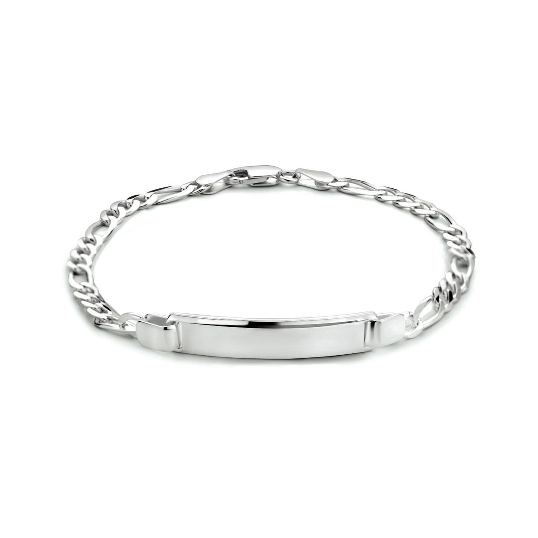 De Van der Kooij Collectie graveerarmband figaro plaat 6,0 mm 19 cm is een 925 zilveren armband met rechthoekige ID-plaat, getoond op een witte achtergrond.
