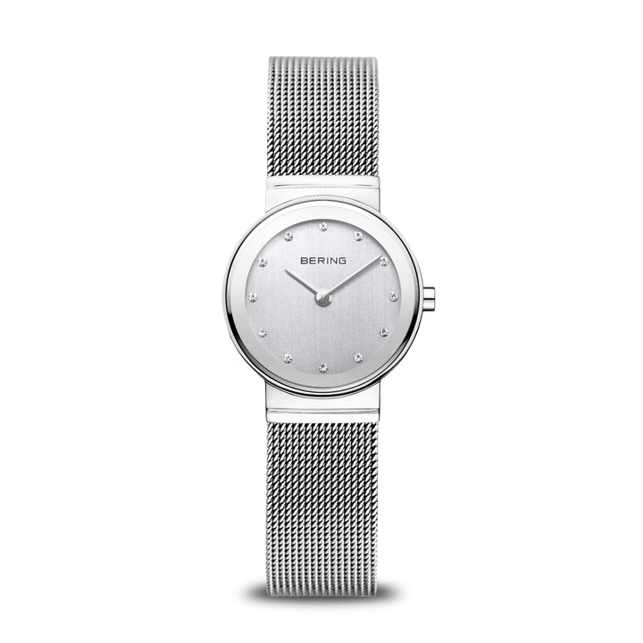 De Bering 10126-000 is een strak zilveren polshorloge met een ronde wijzerplaat, minimalistisch design en een geborstelde metalen wijzerplaat met puntvormige uurmarkeringen. Het beschikt over een meshband, Quartz uurwerk en krasbestendig Saffierglas.