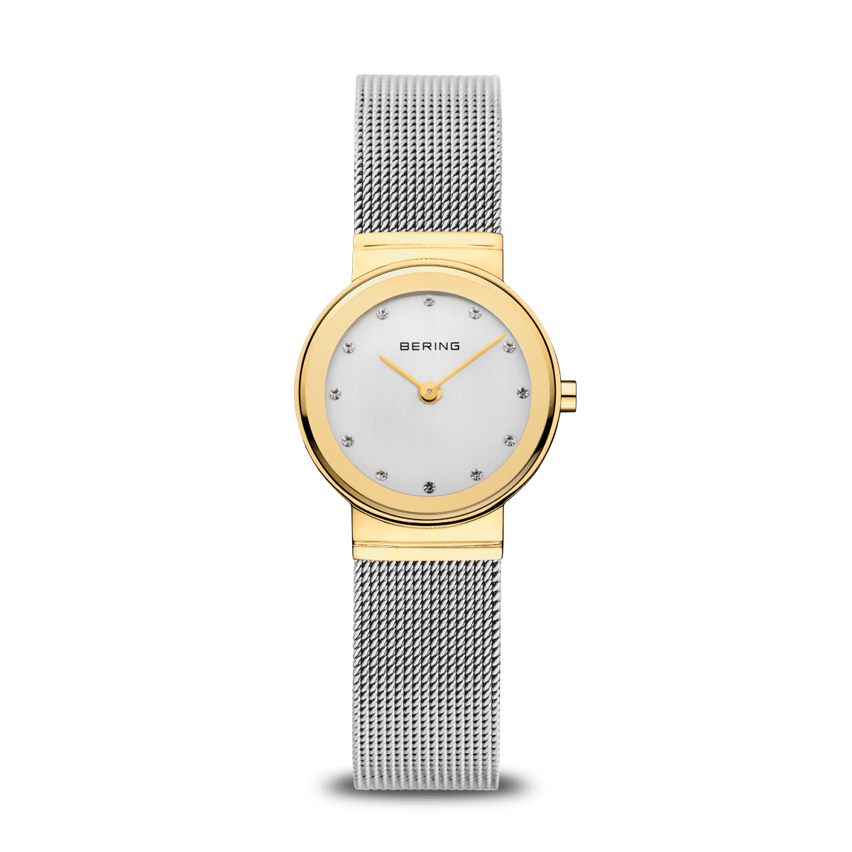 Reloj de mujer con esfera plateada, caja dorada y correa de malla metálica.