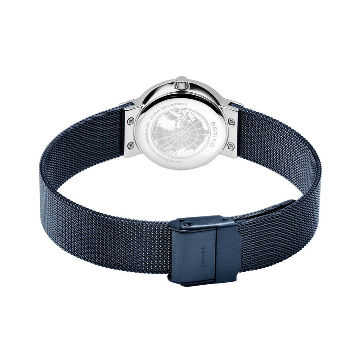 Het Bering 10126-307 dameshorloge heeft een gepolijste zilveren achterkant met een gegraveerd wereldbolontwerp, een getextureerde blauwe meshband en Quartz uurwerk. De merknaam Bering staat op zowel de sluiting als de achterkant van de kast.