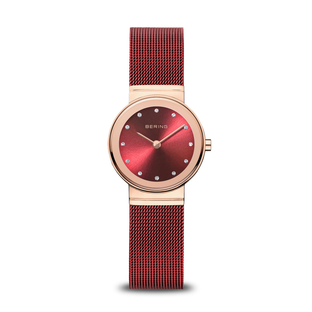 Ontdek de Bering 10126-363, een chique horloge met een roségouden frame en een rode wijzerplaat met minimalistische markeringen. Het quartz-uurwerk zorgt voor precisie, aangevuld met een rode mesh-band. Het Bering-logo wordt elegant weergegeven op de met saffierglas beschermde wijzerplaat.