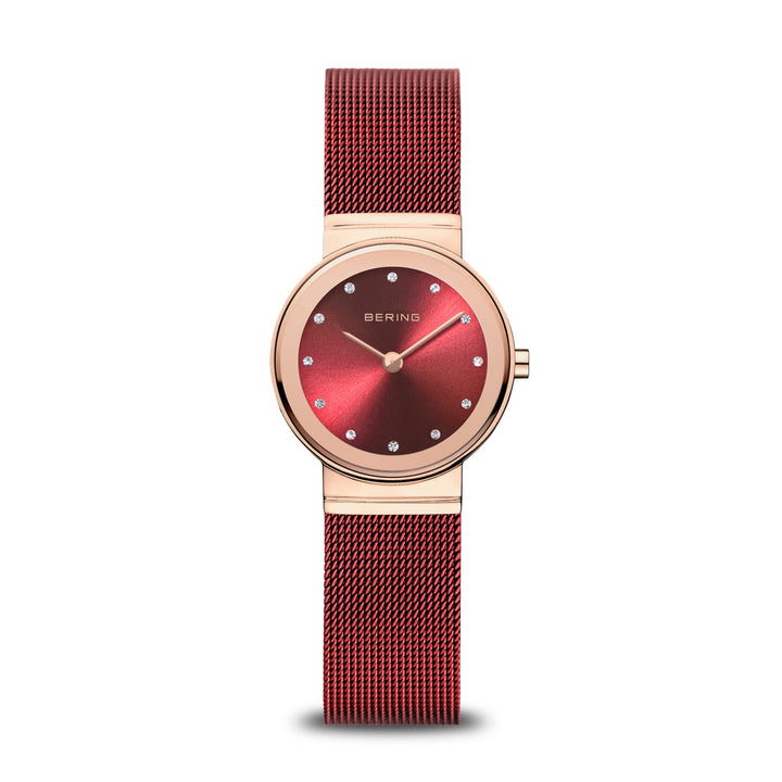 Ontdek de Bering 10126-363, een chique horloge met een roségouden frame en een rode wijzerplaat met minimalistische markeringen. Het quartz-uurwerk zorgt voor precisie, aangevuld met een rode mesh-band. Het Bering-logo wordt elegant weergegeven op de met saffierglas beschermde wijzerplaat.