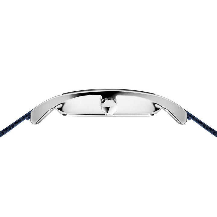 Zijaanzicht van het Bering dameshorloge 10426-307-S met een strakke, gepolijste zilveren kast met minimalistisch design. Het horloge heeft een blauwe leren band, ingetogen kroon en duurzaam saffierglas, wat een algehele moderne en elegante esthetiek biedt.