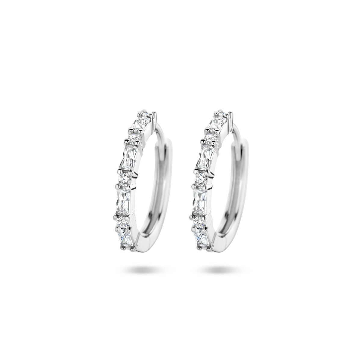 Pendientes de aro de plata rodiada con circonitas brillantes.