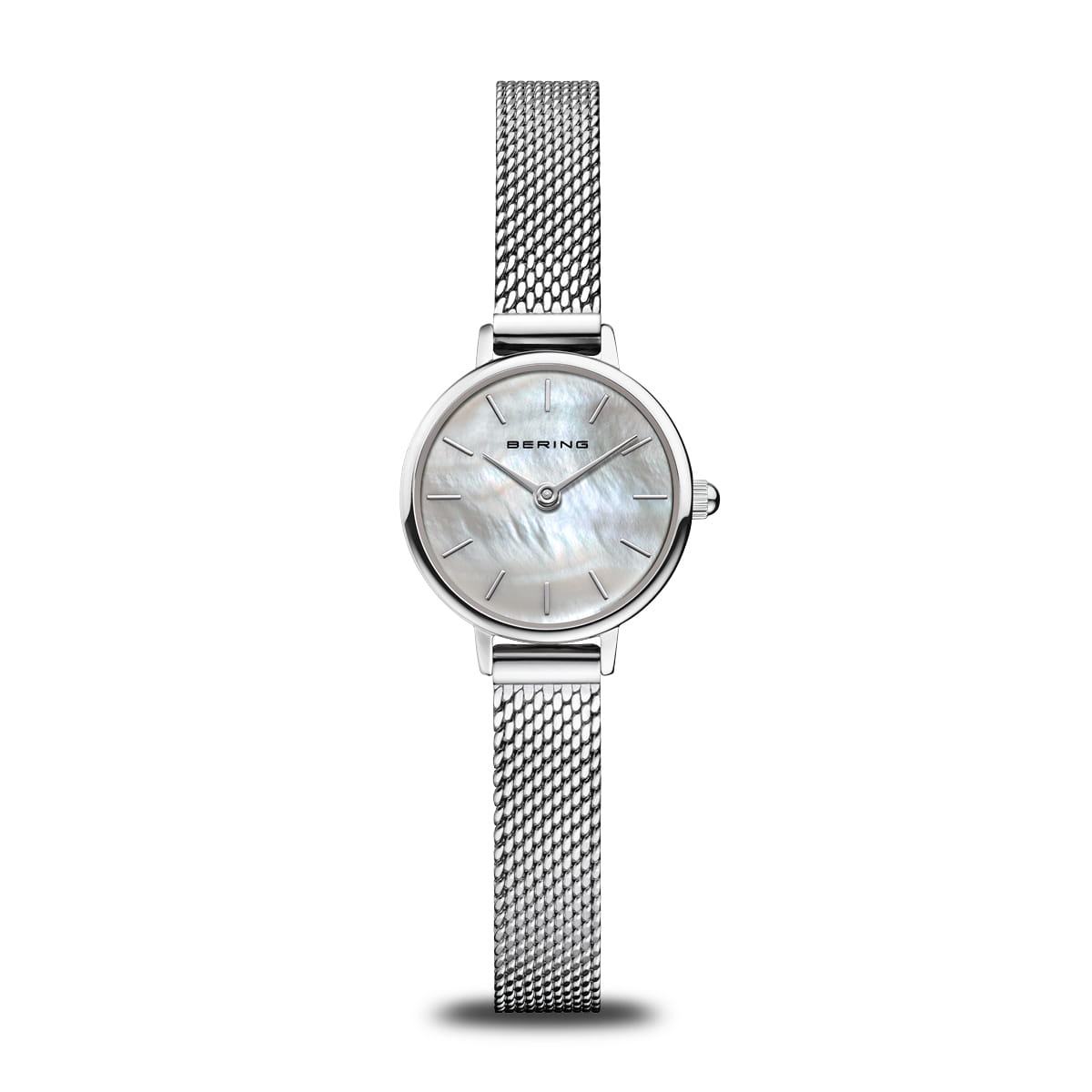 Reloj de mujer con esfera blanca, caja plateada y correa de malla metálica.