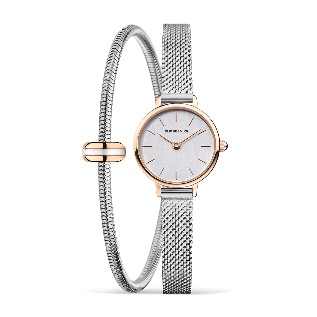Reloj con esfera blanca y correa de malla plateada, detalle en rosa dorado.
