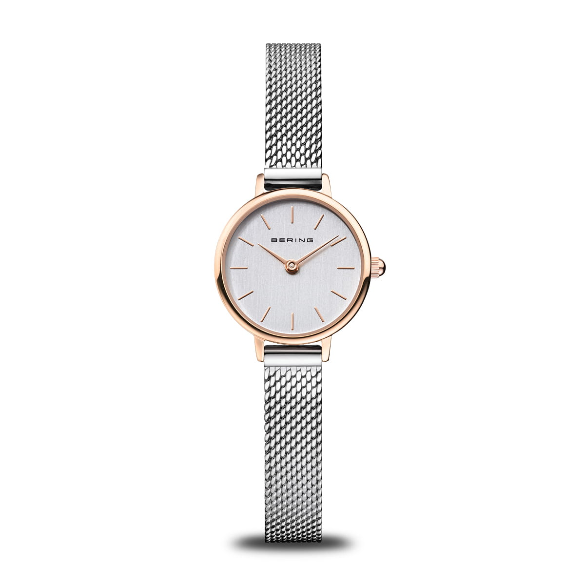 Reloj de dama con esfera plateada y correa de malla metálica en tono plateado y dorado.