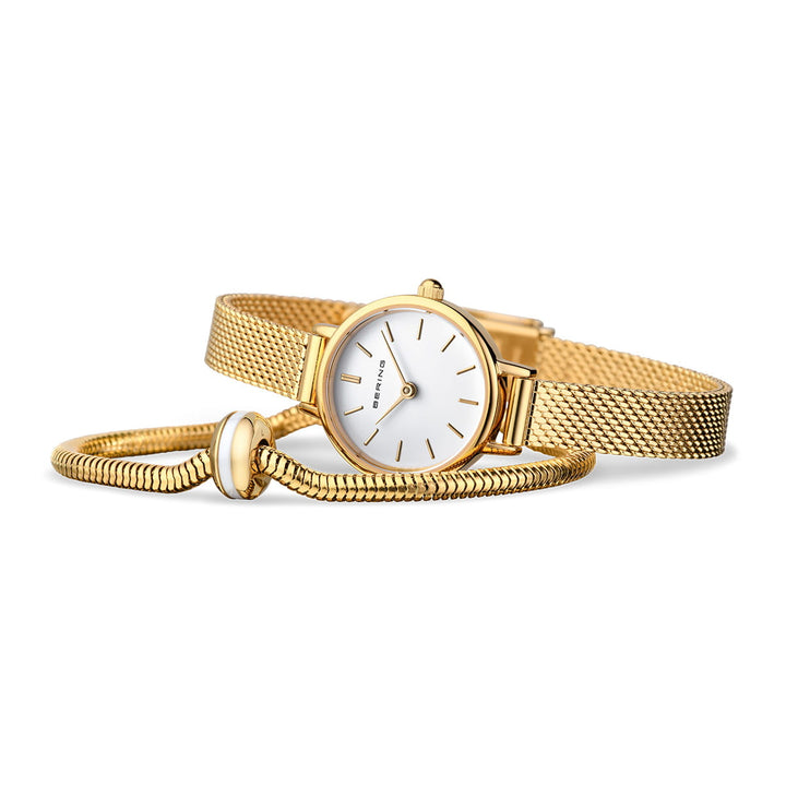 Het Bering 11022-334-Lovely-1-GWP190 dameshorloge heeft een gouden mesh band en een minimalistische witte wijzerplaat met Quartz uurwerk, aangevuld met een bijpassende gouden band met een smalle sluiting om het elegante ontwerp en de kleur te benadrukken.