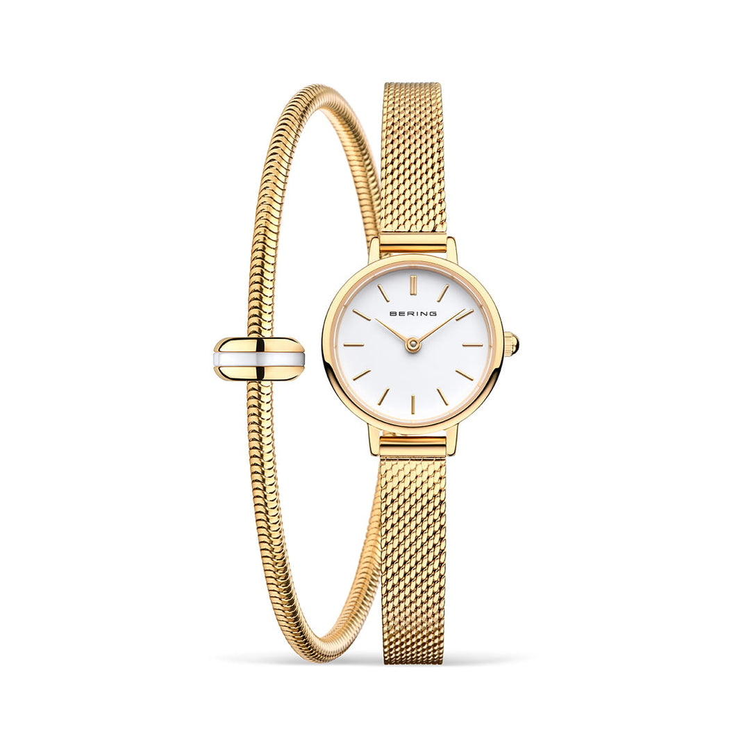 Het Bering 11022-334-Lovely-1-GWP190 dameshorloge straalt elegantie uit met een gouden meshband, witte wijzerplaat en gouden uurmarkeringen, aangevuld met een bijpassende armband. Beide stukken zijn voorzien van duurzaam saffierglas en worden prachtig weergegeven op een witte achtergrond.