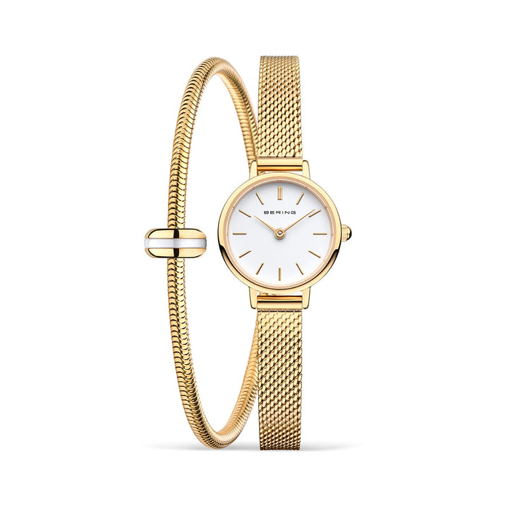 Het Bering 11022-334-Lovely-1-GWP190 dameshorloge straalt elegantie uit met een gouden meshband, witte wijzerplaat en gouden uurmarkeringen, aangevuld met een bijpassende armband. Beide stukken zijn voorzien van duurzaam saffierglas en worden prachtig weergegeven op een witte achtergrond.