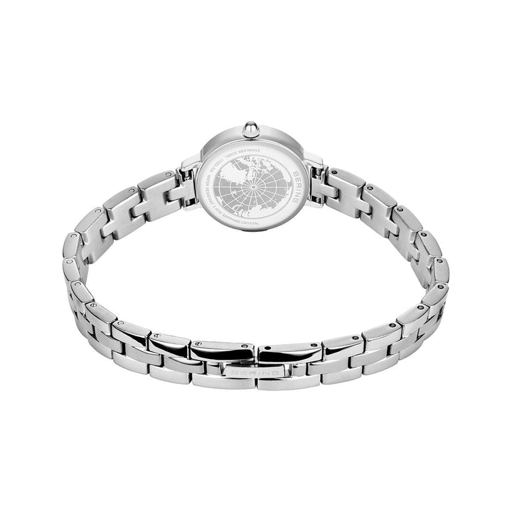 Het Bering 11022-704 dameshorloge heeft een strak zilveren design met een roestvrijstalen band, een gegraveerde kaart op de achterkant van de kast en een gepolijste armband die vastzit met een sluiting. Verbeterd met quartztechnologie, biedt het saffierglas ongeëvenaarde duurzaamheid.