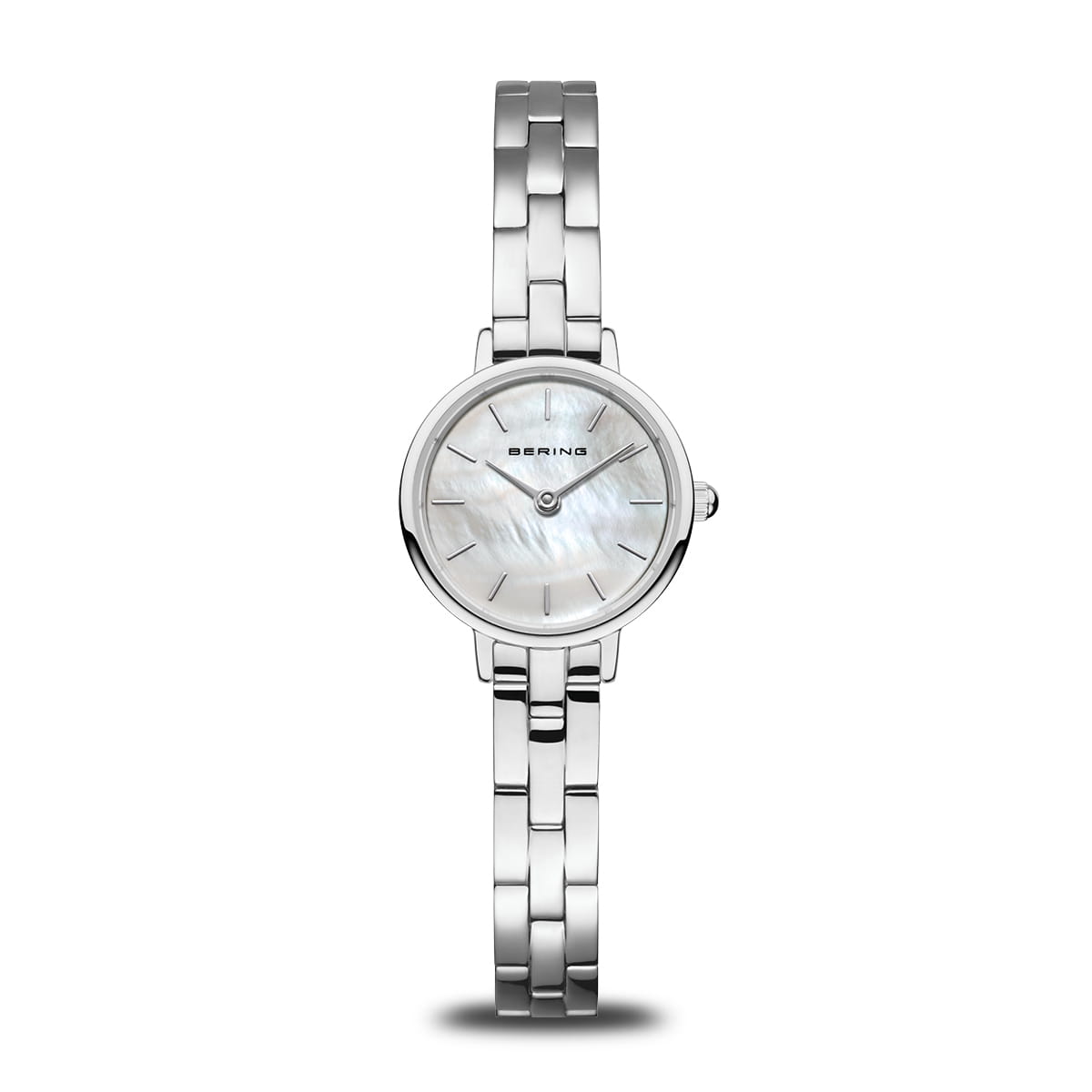 Reloj de esfera plateada con correa de acero inoxidable y diseño elegante.
