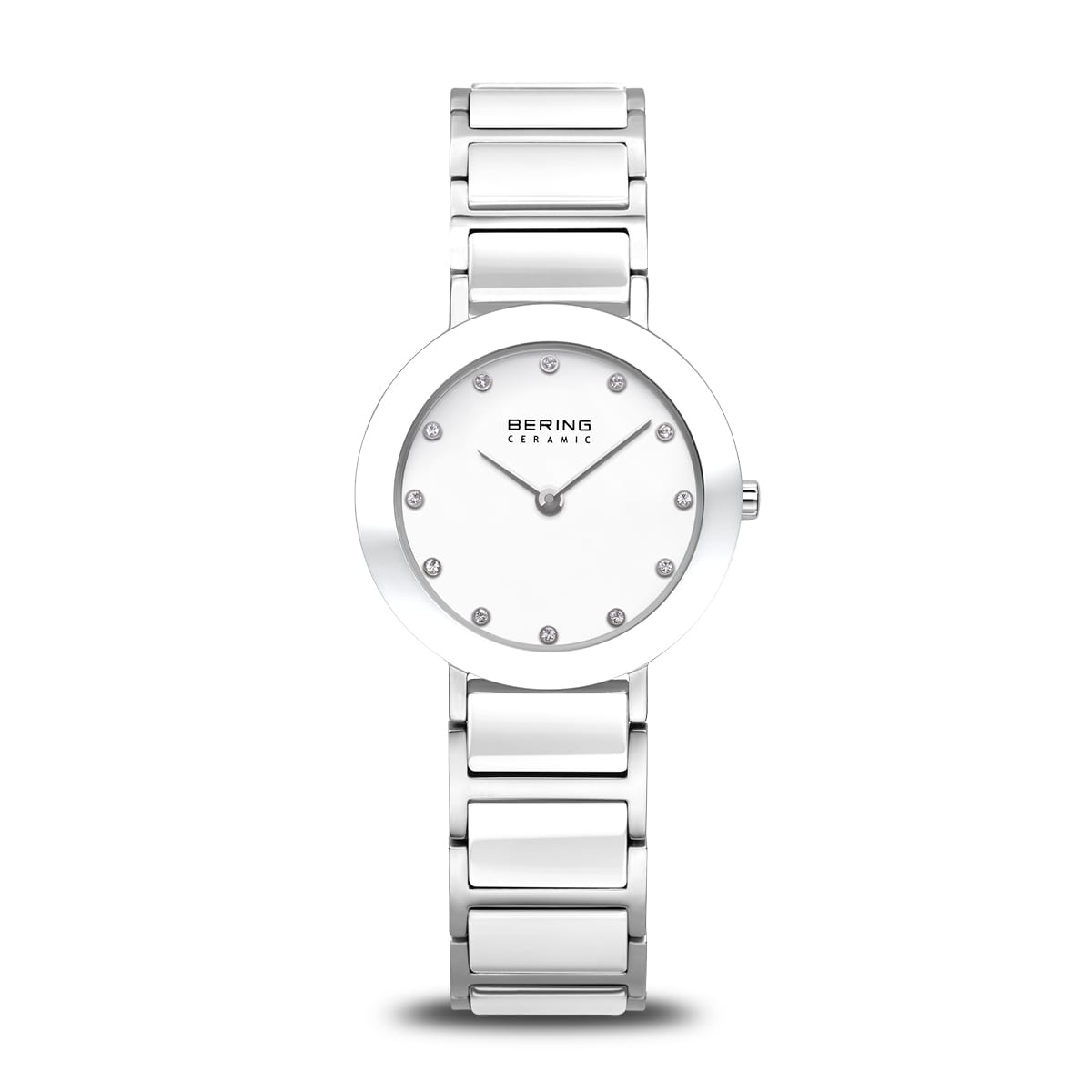 Reloj de esfera blanca con correa de acero inoxidable y detalles brillantes.