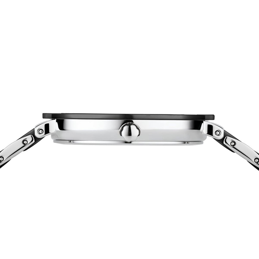 Zijaanzicht van de gestroomlijnde, zilverkleurige Bering 11435-749 met een metalen band. Het slanke profiel is voorzien van een quartz-uurwerk, elegant saffierglas en een kroon, terwijl de band horizontaal aan beide zijden van de wijzerplaat loopt.