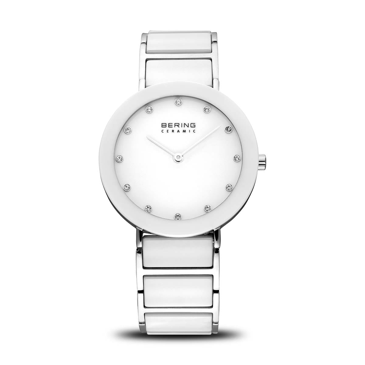 Reloj de acero inoxidable con esfera blanca y detalles brillantes, correa de eslabones.
