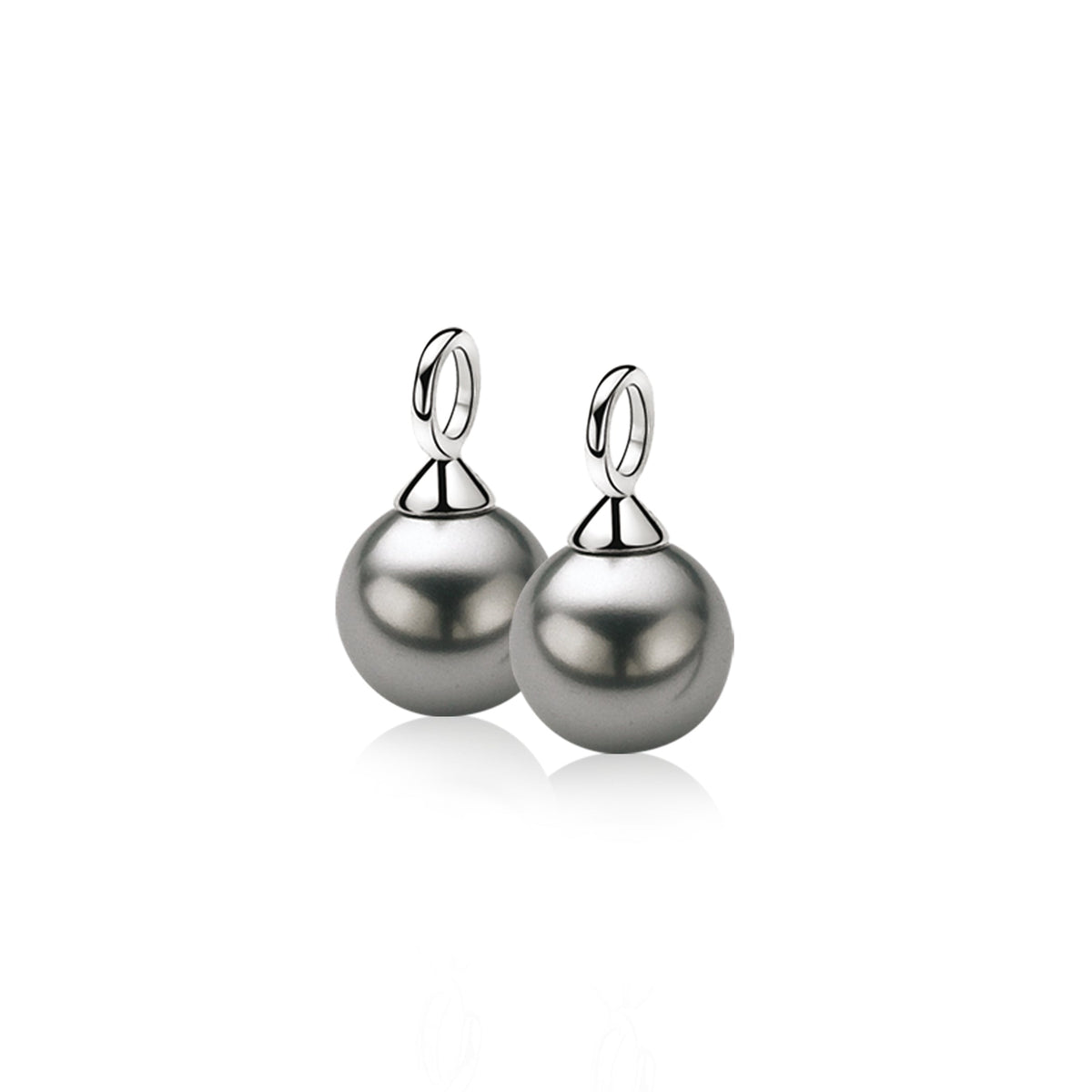 Pendientes de plata con forma de esfera brillante y cierre de gancho.