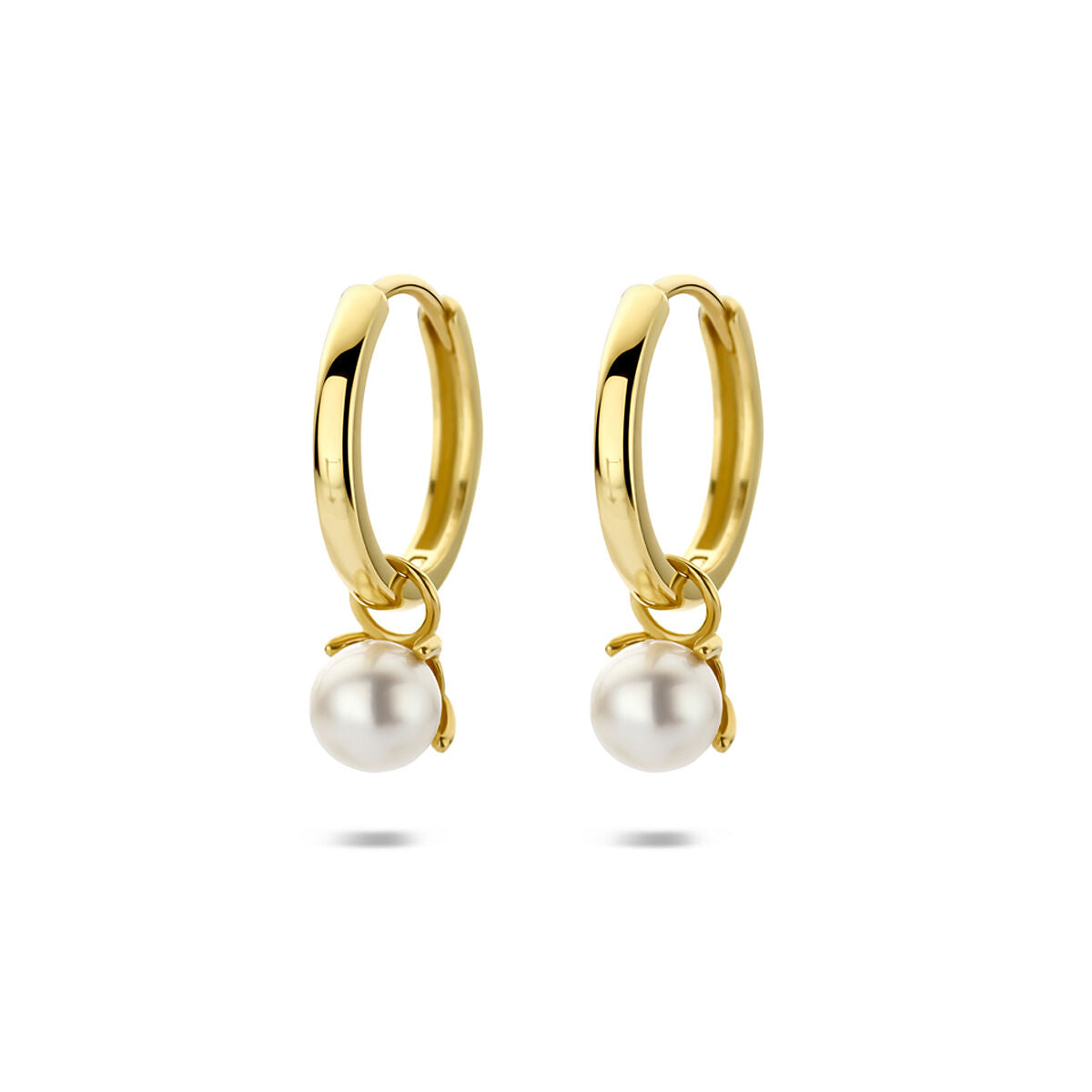 Aros de oro amarillo de 14k con perlas colgantes.
