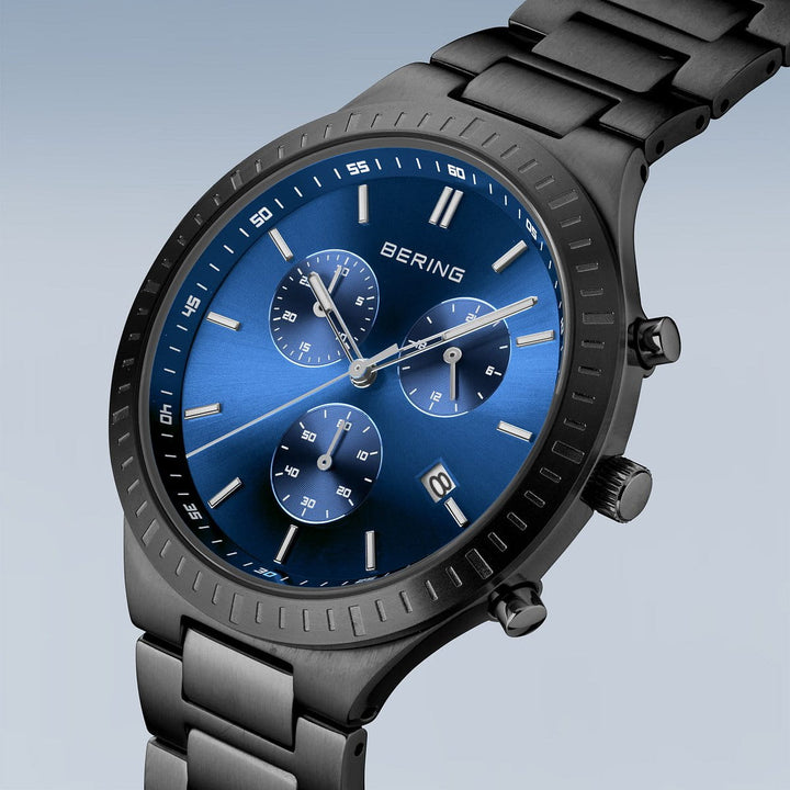 Het Bering 11743-727 polshorloge heeft een roestvrijstalen band, een blauwe analoge wijzerplaat met drie subdials en een quartz-uurwerk dat het datumvenster op vier uur aandrijft. Zilveren uurmarkeringen en een donker getinte lunette maken het strakke ontwerp compleet.