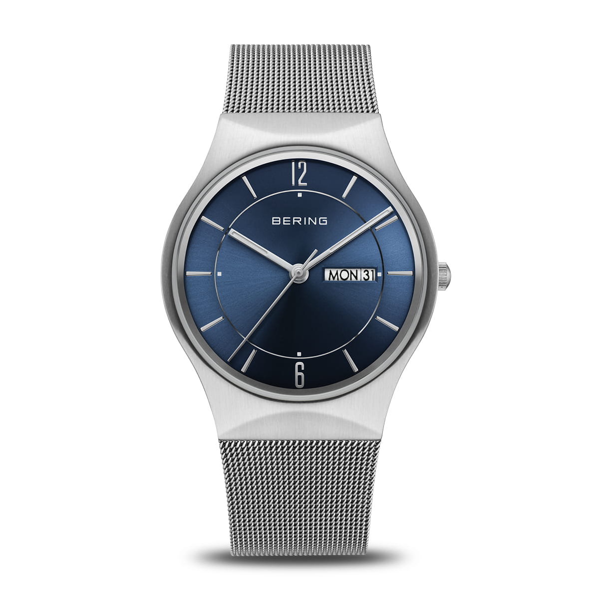 Reloj con esfera azul, caja de acero inoxidable y correa de malla metálica.