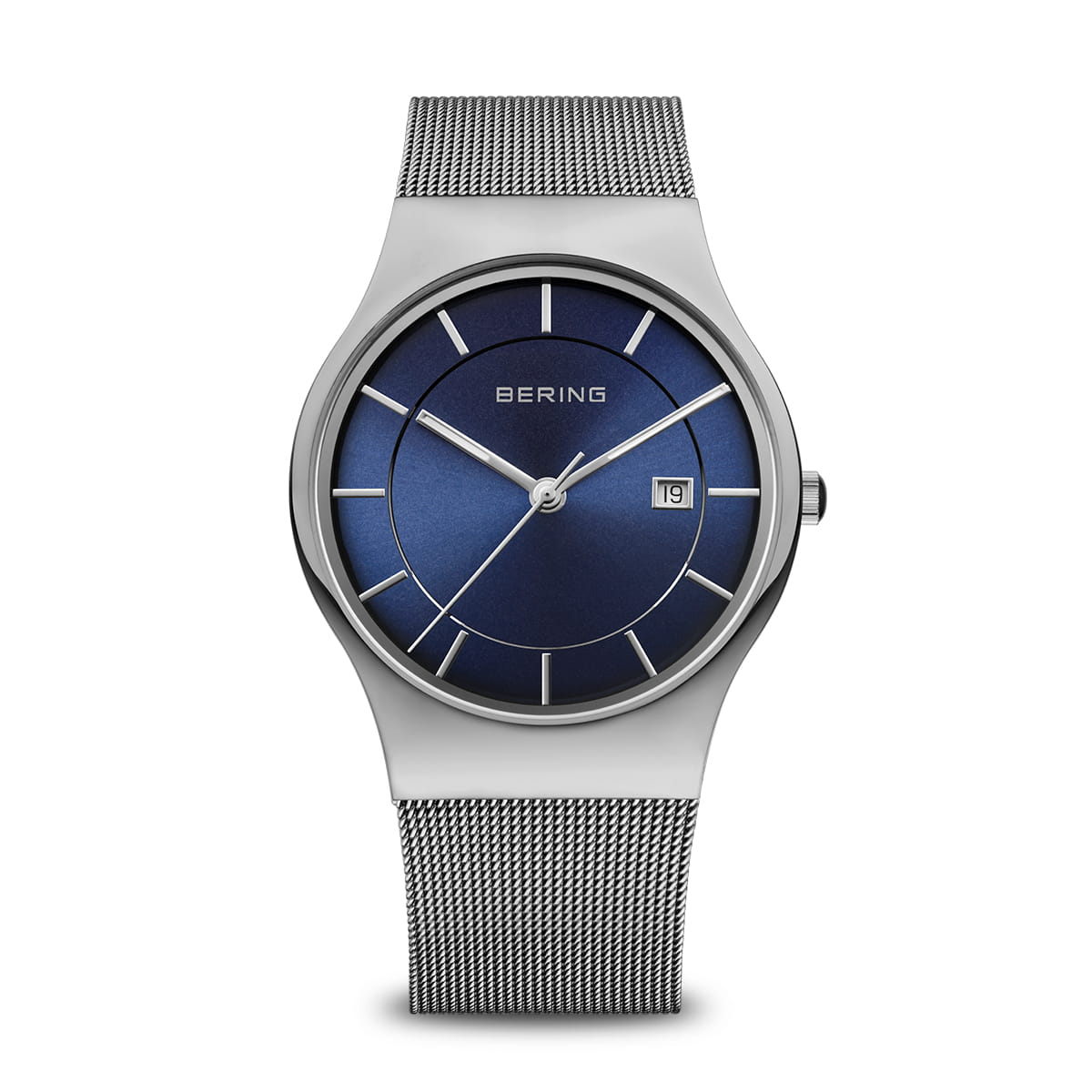 Reloj con esfera azul, caja de acero inoxidable y correa de malla metálica.