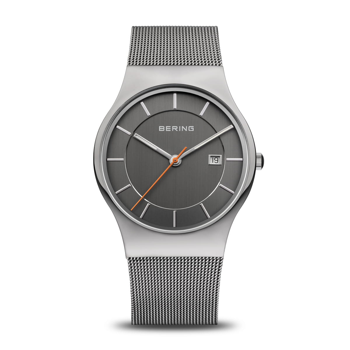 Reloj de acero inoxidable con esfera gris y detalles en naranja, correa de malla metálica.