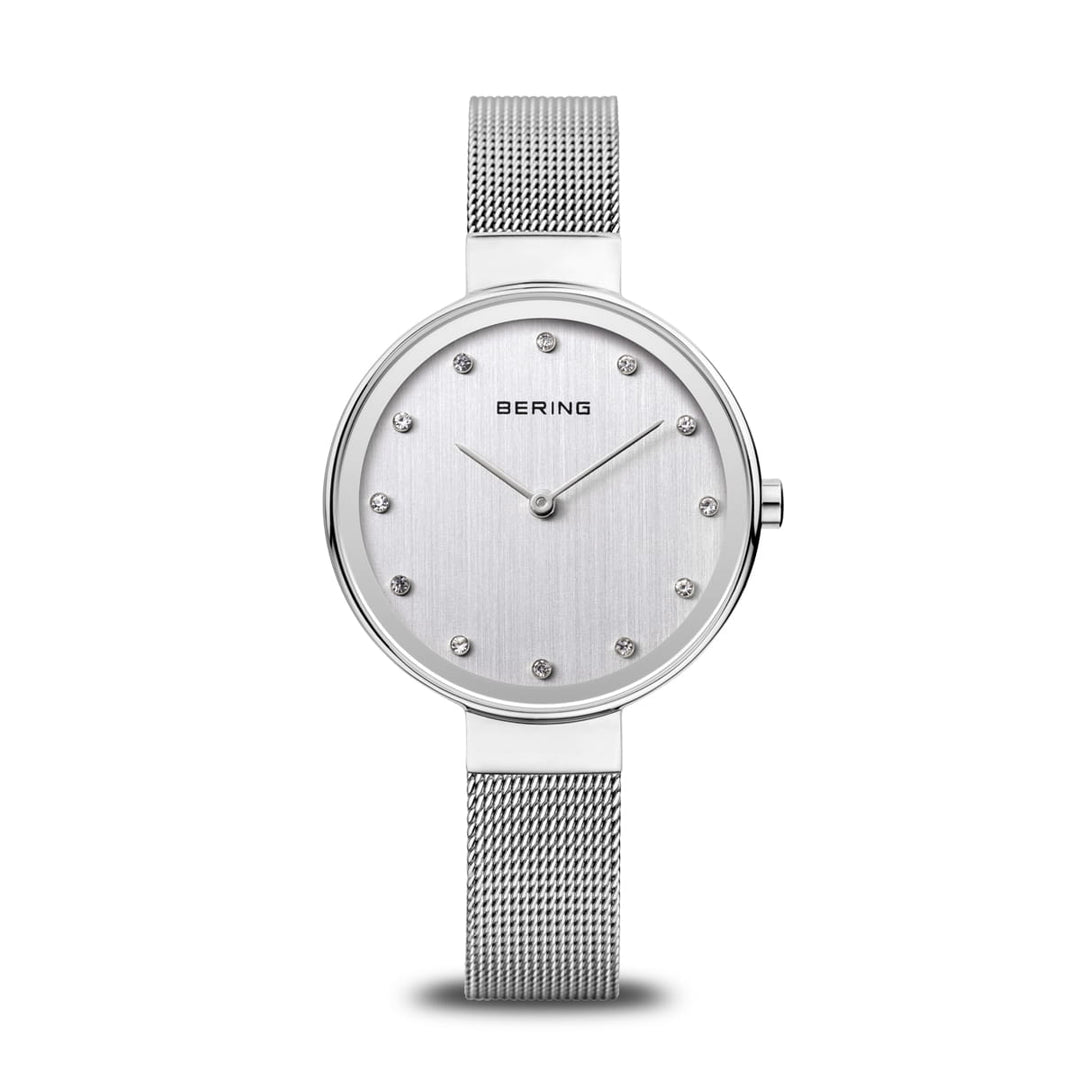 Het Bering 12034-000 dameshorloge heeft een minimalistisch design met een zilveren wijzerplaat, mesh band en stippeluurmarkeringen versierd met kleine kristallen. De naam Bering staat onder de 12-uursmarkering. Het omvat quartz-uurwerk en duurzaam saffierglas voor elegantie en precisie.