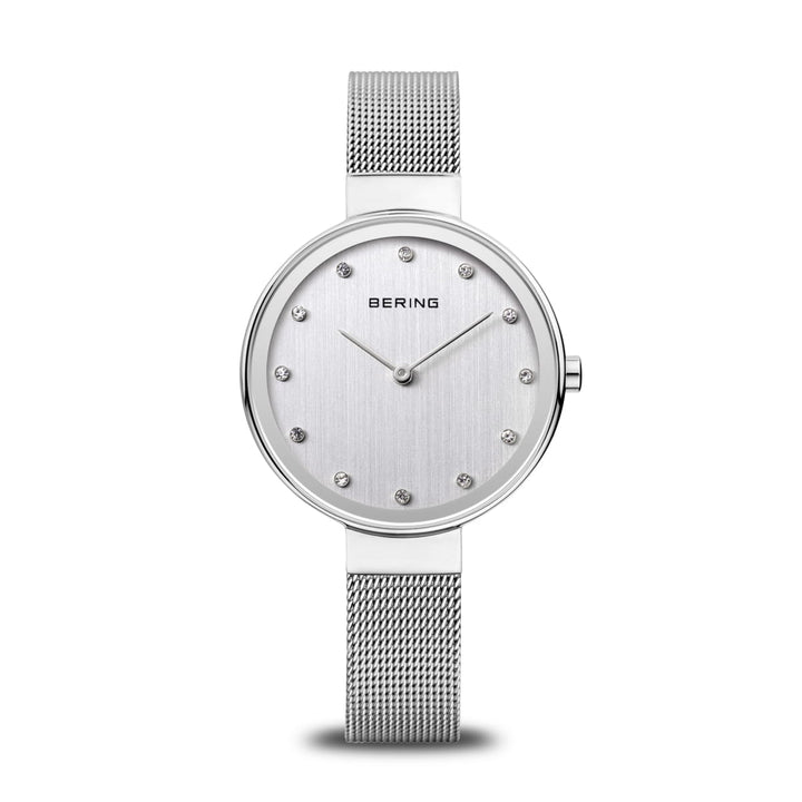 Het Bering 12034-000 dameshorloge heeft een minimalistisch design met een zilveren wijzerplaat, mesh band en stippeluurmarkeringen versierd met kleine kristallen. De naam Bering staat onder de 12-uursmarkering. Het omvat quartz-uurwerk en duurzaam saffierglas voor elegantie en precisie.