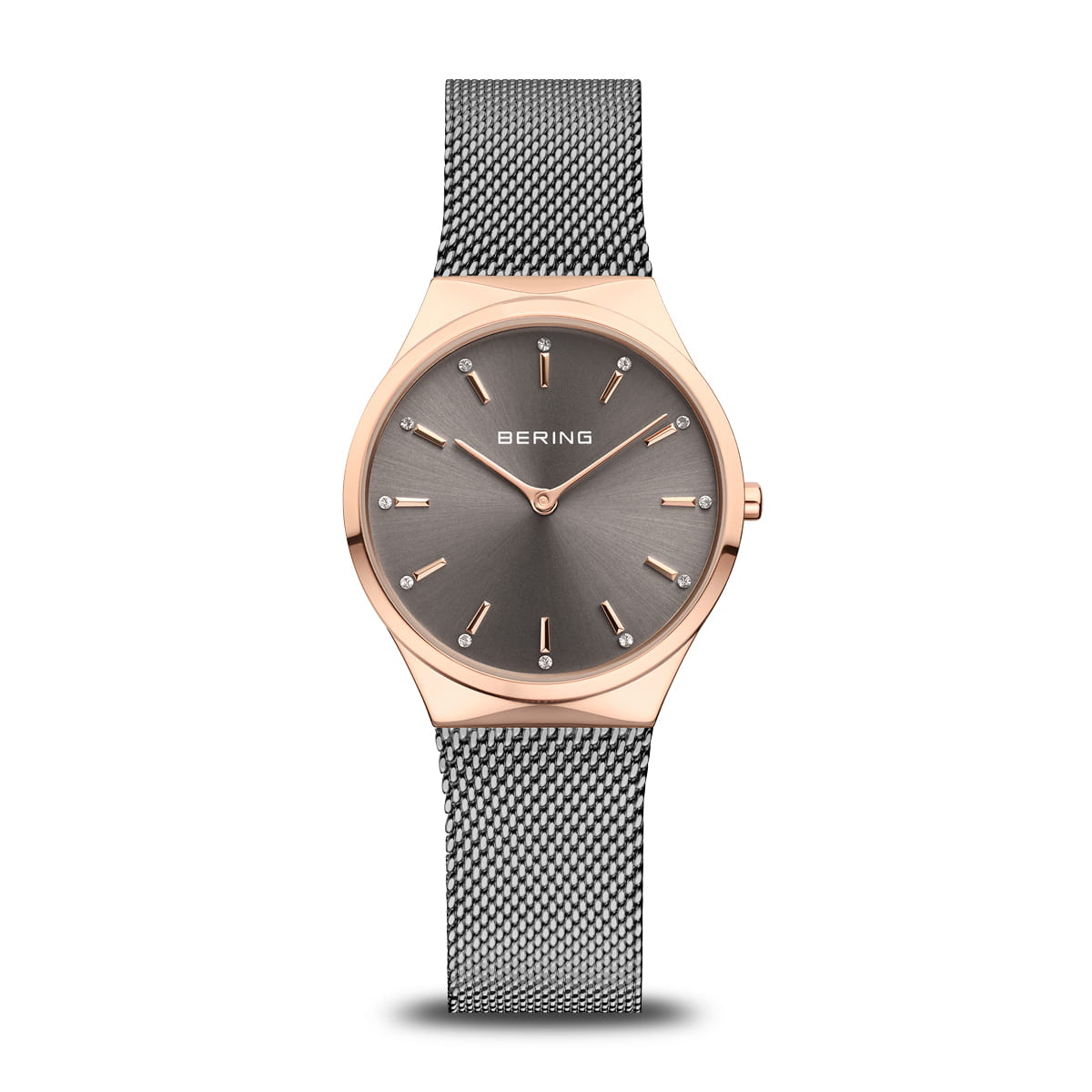 Reloj con esfera gris y caja rosa, correa de malla metálica plateada.