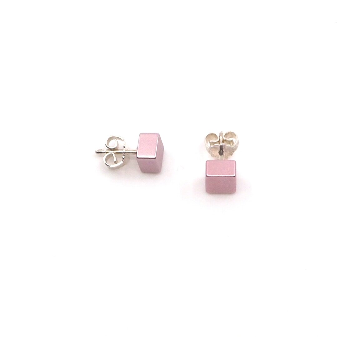 Pendientes de cubo en color rosa claro.